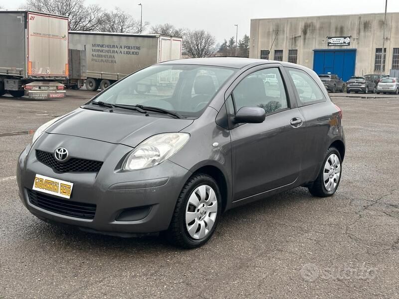 Usata Toyota Yaris 69 CV (50 kW) 2009 Grigio Berlina