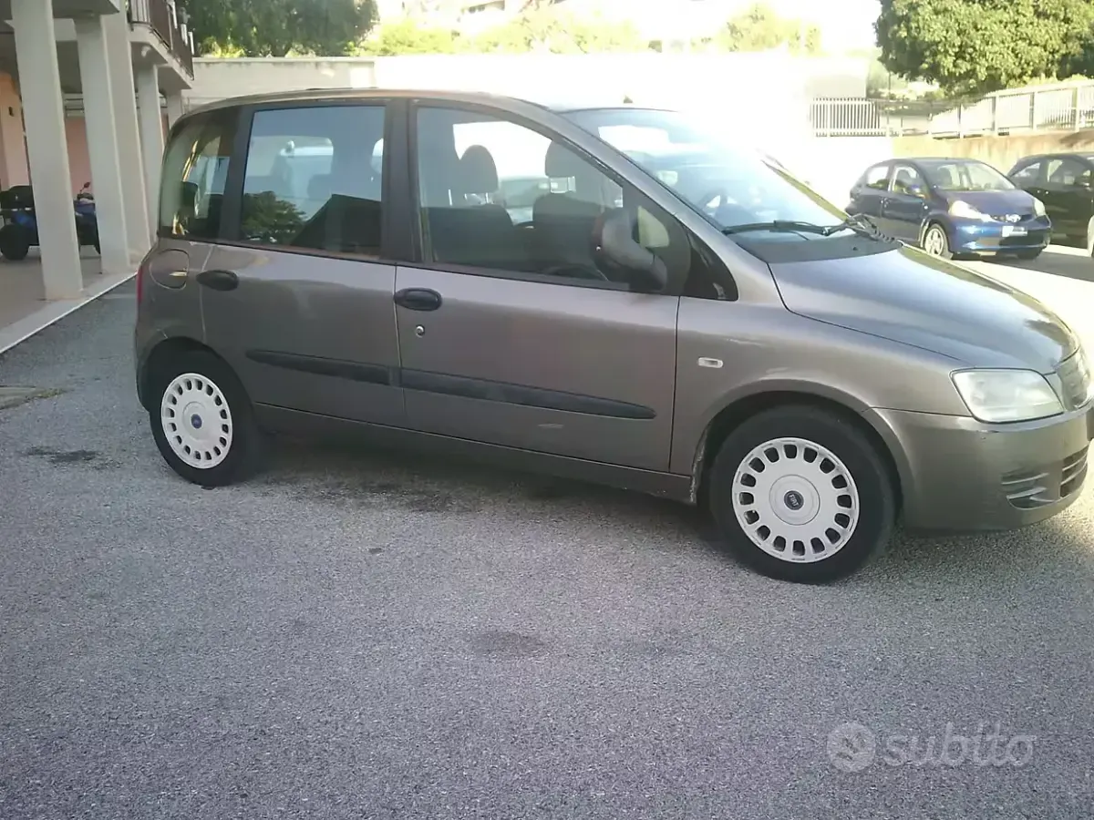 Käytetty Fiat Multipla Dynamic 120 HP (88 kW) 2007 Harmaa Tila-auto