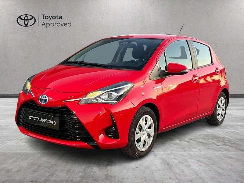 Rosso Usata 2017 Toyota Yaris Hybrid Cool Tre volumi | 10.300 € (Buon prezzo) - Immagine 1/4