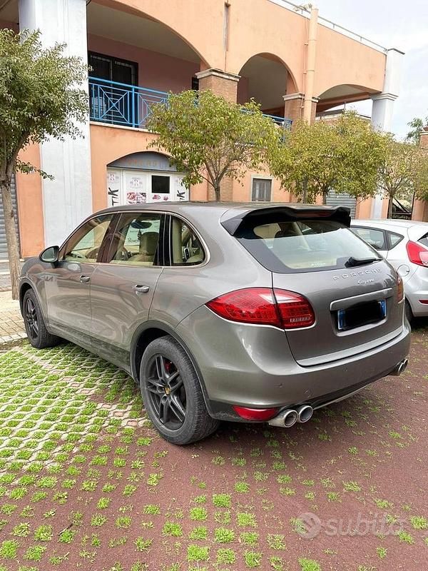 Usata Porsche Cayenne 245 CV (180 kW) 2011 Grigio SUV