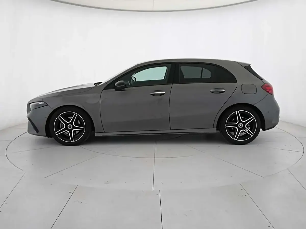 Usata Mercedes A180 AMG Line Premium 136 CV (100 kW) 2023 Grigio scuro Berlina
