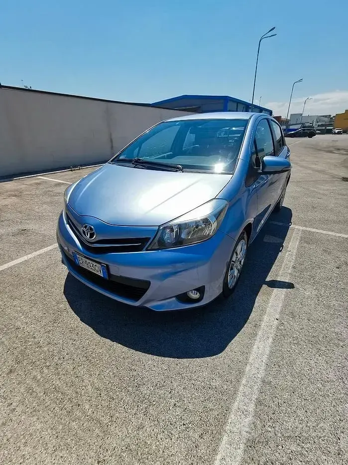Usata Toyota Yaris Lounge 69 CV (50 kW) 2013 Bluazzurro Utilitaria