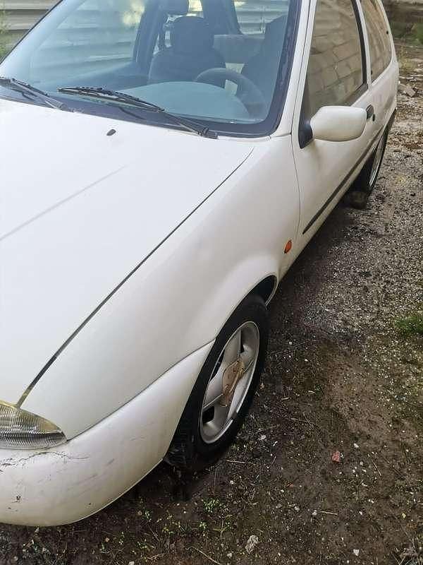 Usata Ford Fiesta 75 CV (55 kW) 1998 Bianco Utilitaria