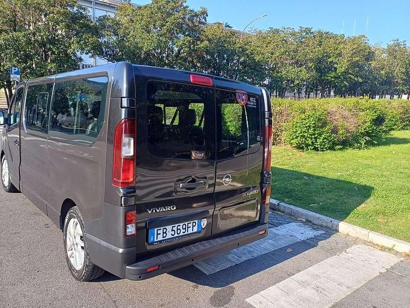 Usata Opel Vivaro 140 CV (102 kW) 2015 Nero Monovolume