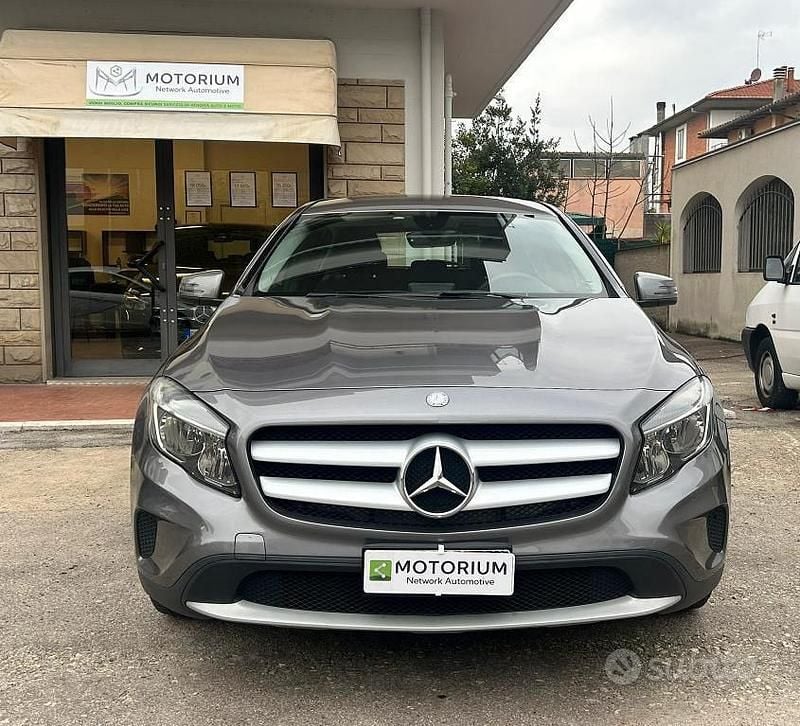 Usata Mercedes GLA180 109 CV (80 kW) 2015 Grigio SUV