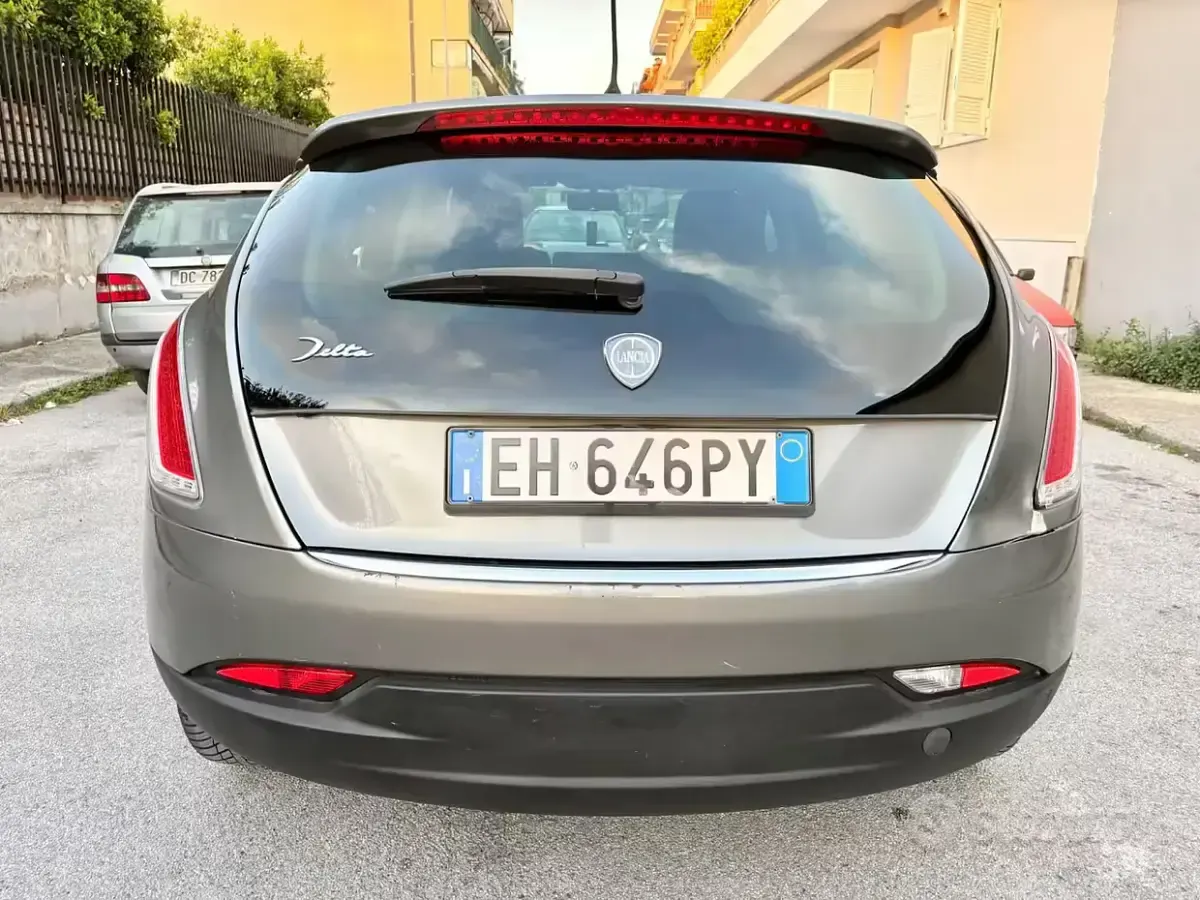 Begagnad Lancia Delta 120 HK (88 kW) 2011 Grå Halvkombi