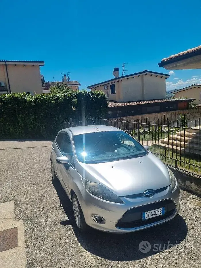 Usata Ford Fiesta 82 CV (60 kW) 2009 Grigio Berlina