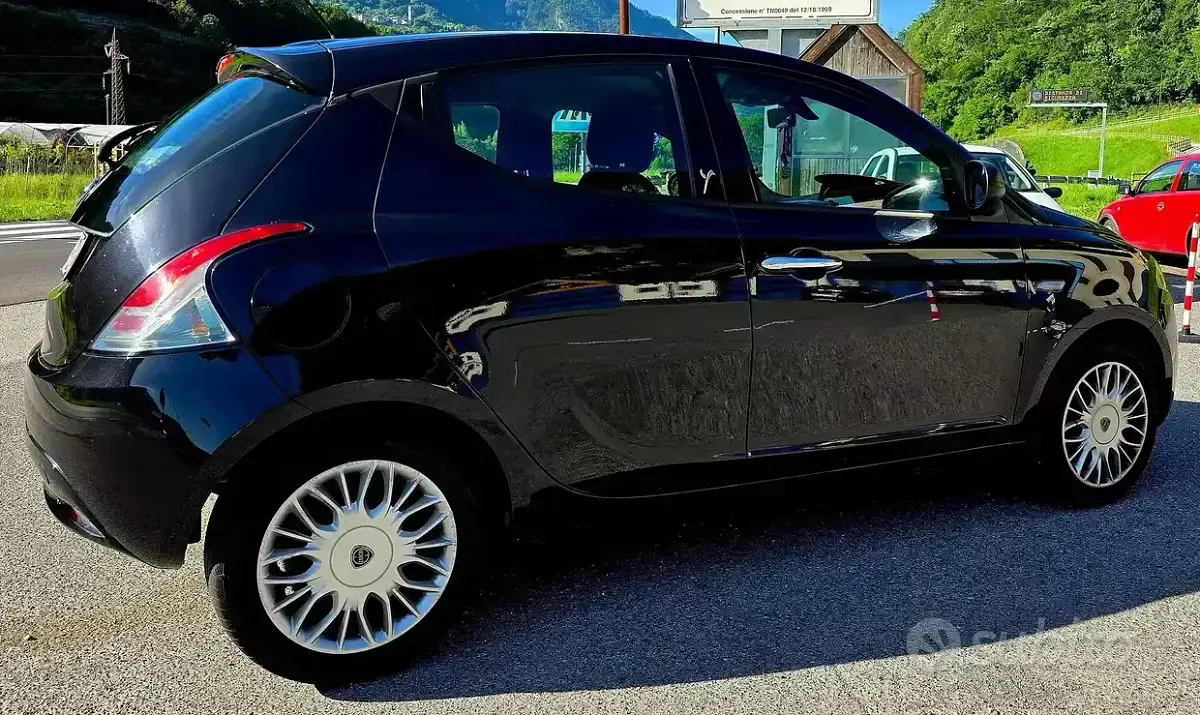 Usata Lancia Ypsilon Silver 95 CV (69 kW) 2016 Nero Utilitaria