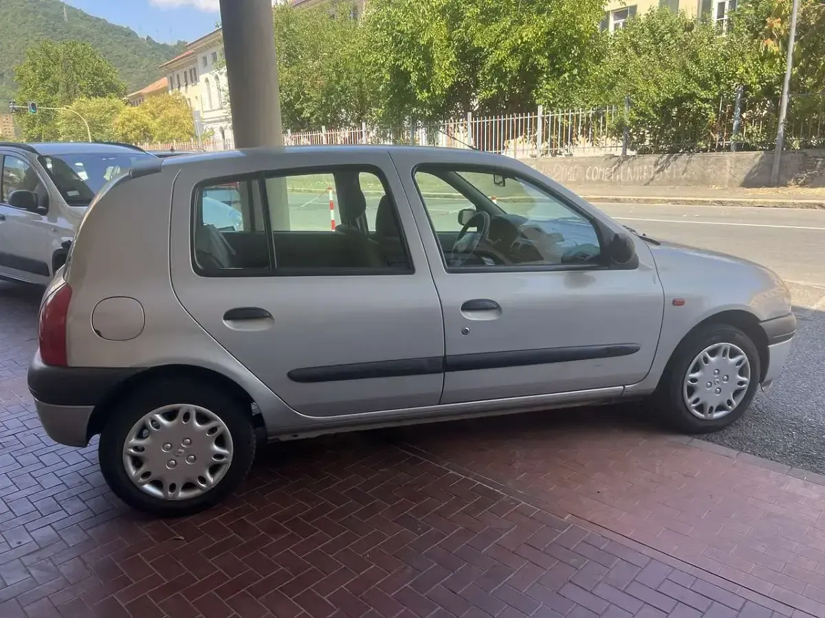 Usata Renault Clio 58 CV (42 kW) 2000 Blu/azzurro Berlina