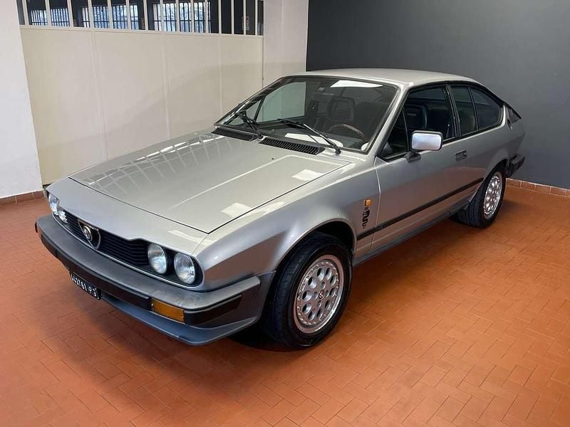 Usata Alfa Romeo GTV 129 CV (94 kW) 1983 Argento Coupé