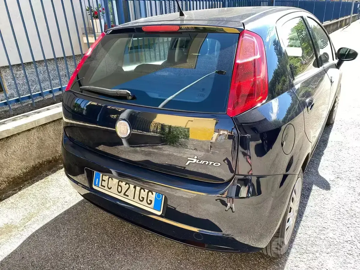 Usado Fiat Punto 65 CV (47 kW) 2010 Negro Utilitario