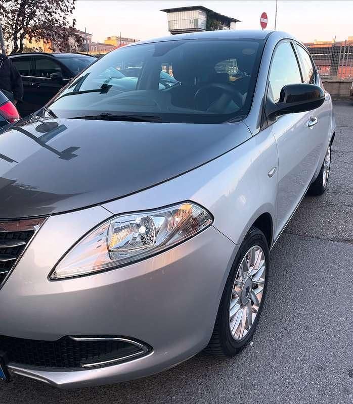 Usado Lancia Ypsilon Silver 95 HP (69 kW) 2015 Prateado Citadino
