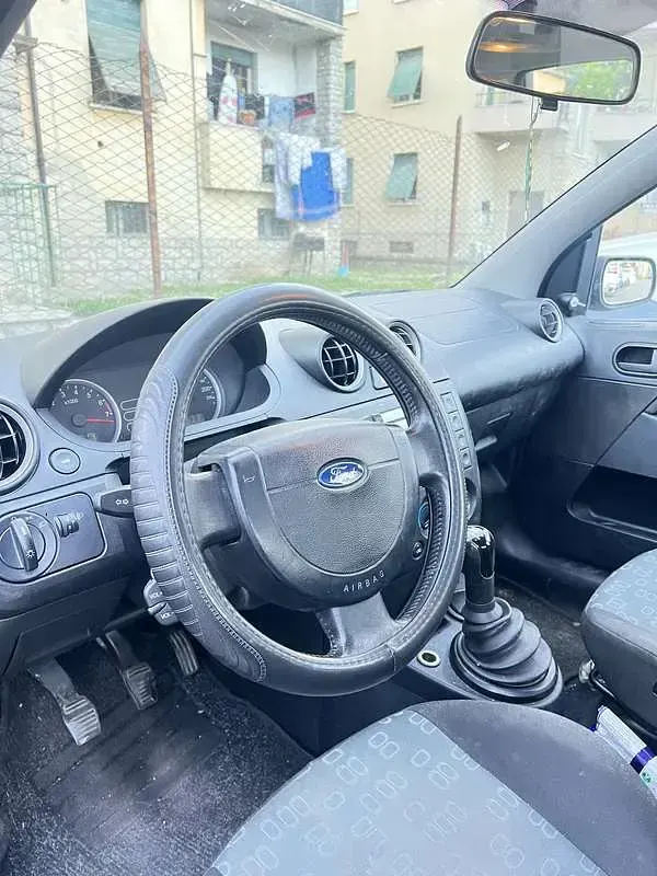 Usata Ford Fiesta 75 CV (55 kW) 2004 Argento Utilitaria