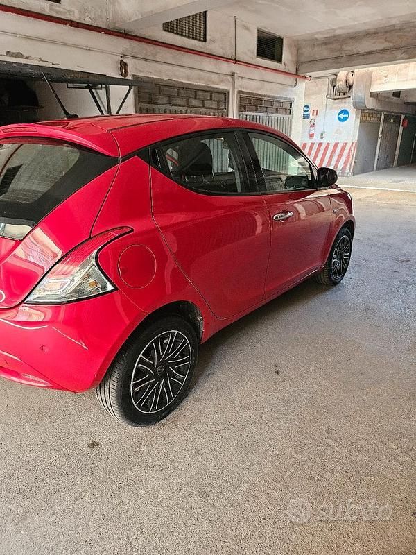 Usata Lancia Ypsilon Gold 60 CV (44 kW) 2020 Rosso Utilitaria