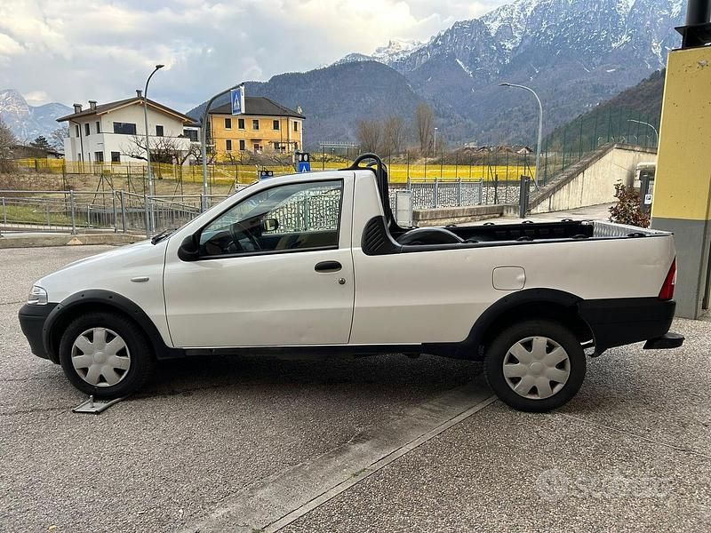 Usata Fiat Strada 80 CV (58 kW) 2003 Bianco Pick-up