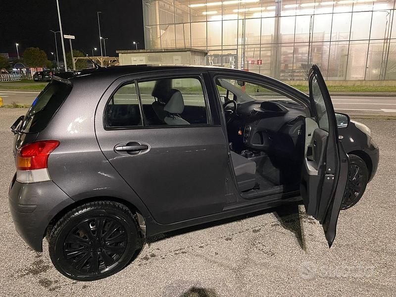 Usata Toyota Yaris Sol 87 CV (63 kW) 2009 Grigio Utilitaria