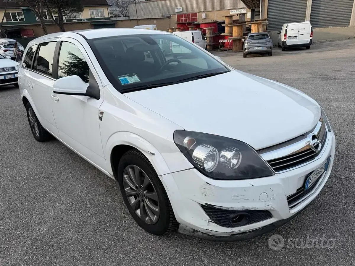 Usata Opel Astra Edition 110 CV (80 kW) 2010 Bianco Station wagon