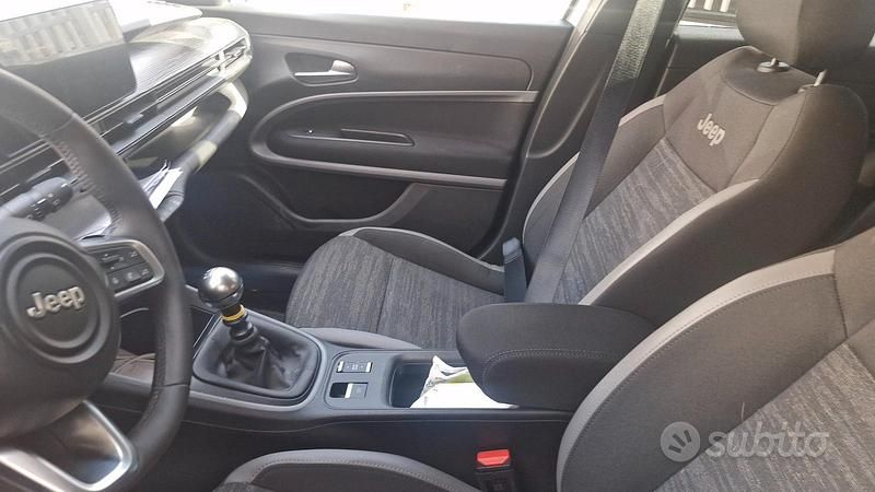 Grigio Usata 2024 Jeep Avenger SUV | 19.500 € (Buon prezzo) - Immagine 1/4