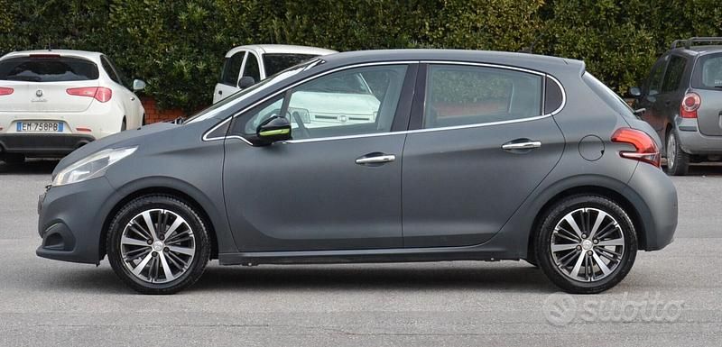 Usata Peugeot 208 Allure 82 CV (60 kW) 2015 Grigio Utilitaria