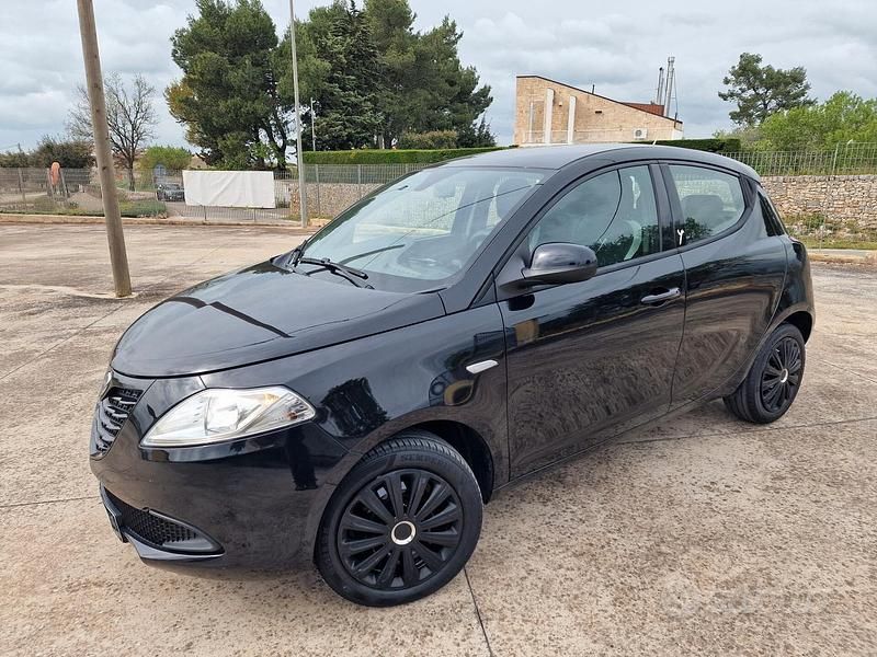 Usata Lancia Ypsilon 69 CV (50 kW) 2015 Nero Utilitaria