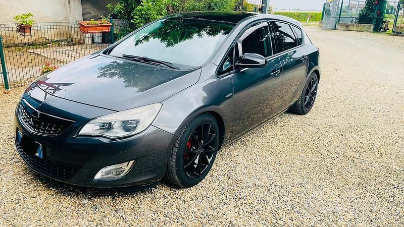 Usata Opel Astra 110 CV (80 kW) 2012 Grigio Berlina