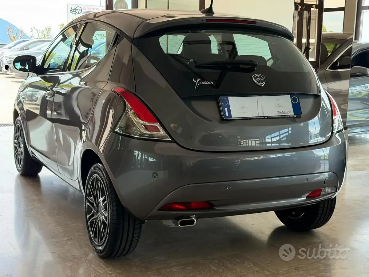 Usata Lancia Ypsilon Gold 69 CV (50 kW) 2022 Grigio Utilitaria