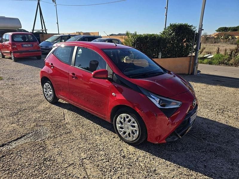 Usata Toyota Aygo X-clusiv 72 CV (52 kW) 2021 Rosso Utilitaria
