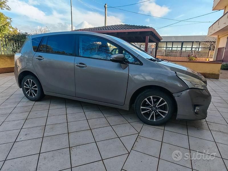 Usata Toyota Verso 112 CV (82 kW) 2014 Grigio Monovolume