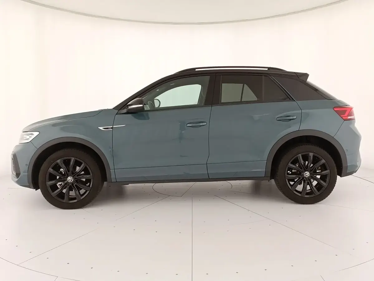 Usata VW T-Roc R-line 150 CV (110 kW) 2023 Petroleum blue metallizzato nero SUV