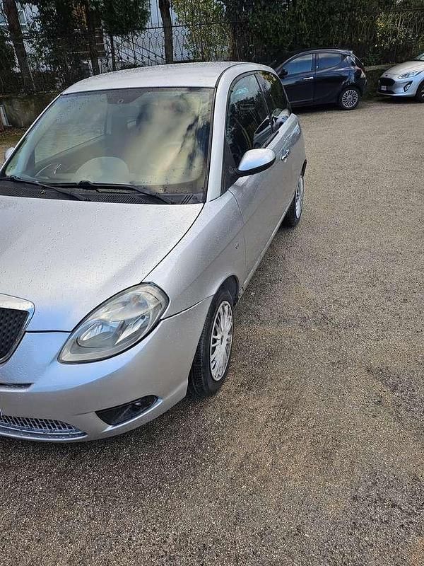 Usata Lancia Ypsilon 69 CV (50 kW) 2011 Argento Utilitaria