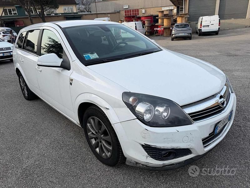 Usata Opel Astra 110 CV (80 kW) 2010 Bianco Station wagon