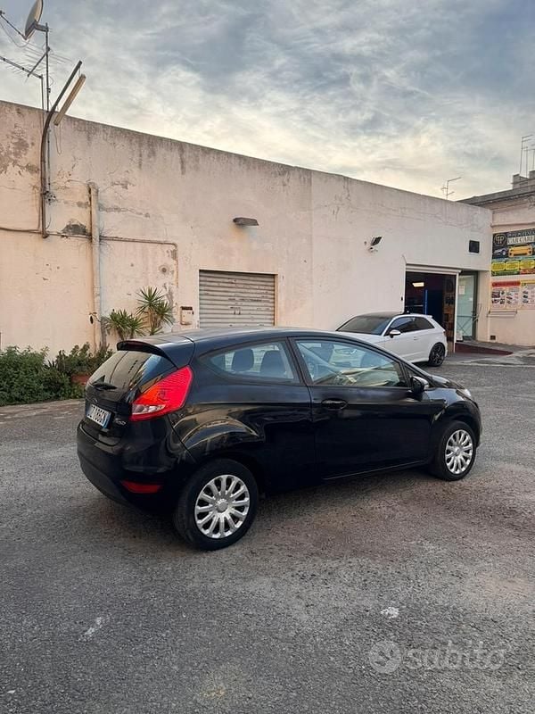 Usata Ford Fiesta 96 CV (70 kW) 2009 Nero Utilitaria