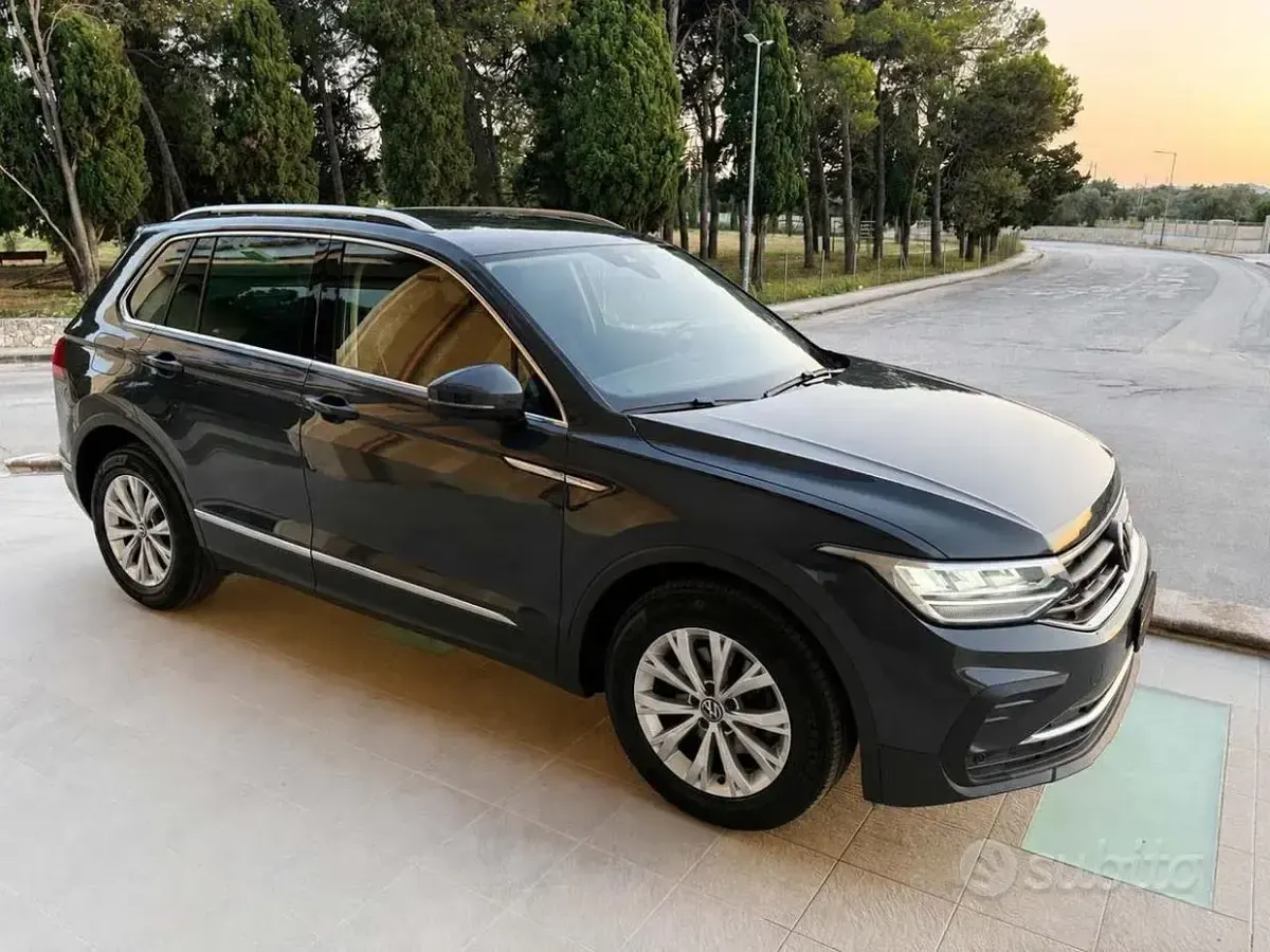 Usata VW Tiguan Life 150 CV (110 kW) 2023 Grigio scuro SUV