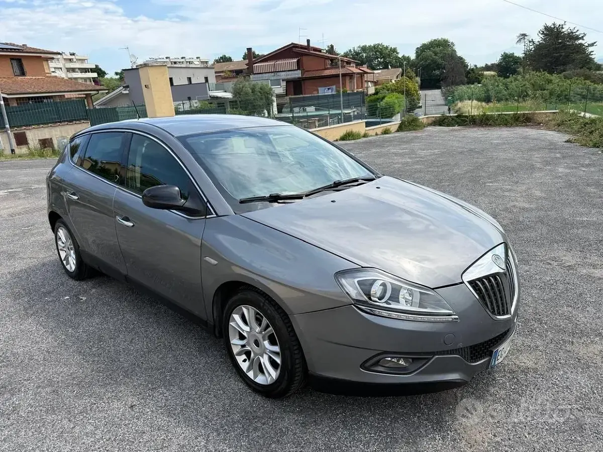 Usata Lancia Delta Gold 120 CV (88 kW) 2013 Grigio Utilitaria