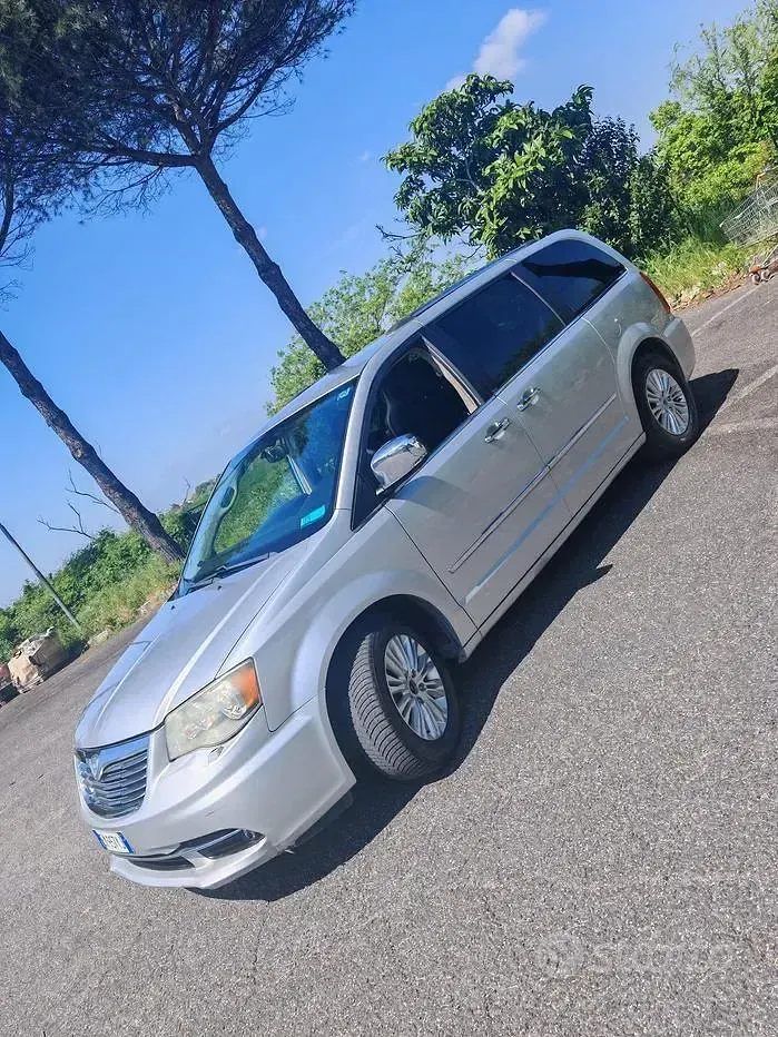 Usata Lancia Voyager Platinum 163 CV (119 kW) 2012 Grigio Monovolume