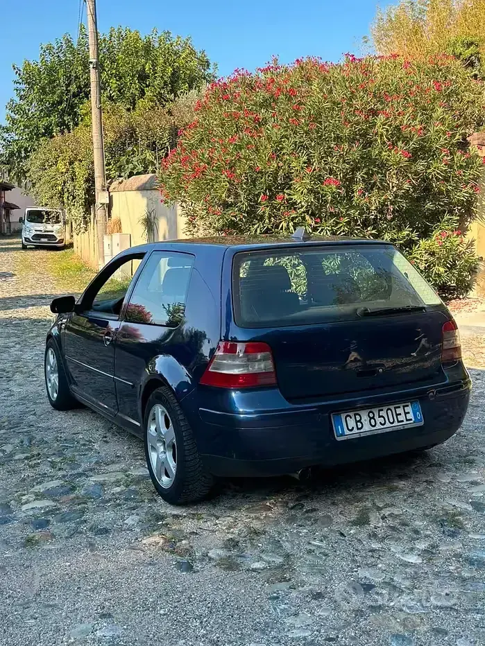 Usata VW Golf IV Highline 131 CV (96 kW) 2002 Bluazzurro Berlina