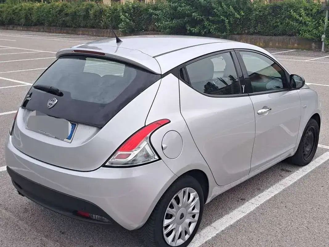 Usata Lancia Ypsilon S 69 CV (50 kW) 2013 Argento Utilitaria