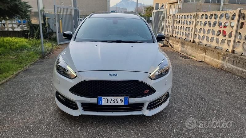 Usata Ford Focus ST 250 CV (183 kW) 2016 Grigio Station wagon