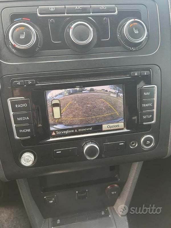 Begagnad VW Touran 102 HK (75 kW) 2014 Svart Minibuss