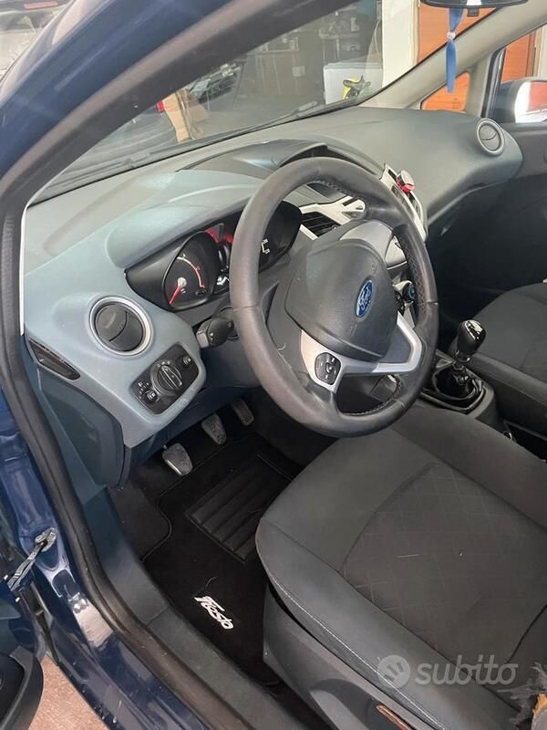Usata Ford Fiesta 70 CV (51 kW) 2012 Blu Utilitaria