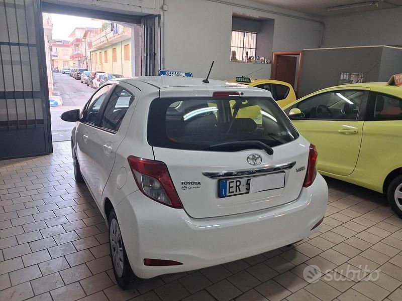 Usata Toyota Yaris 69 CV (50 kW) 2013 Bianco Berlina