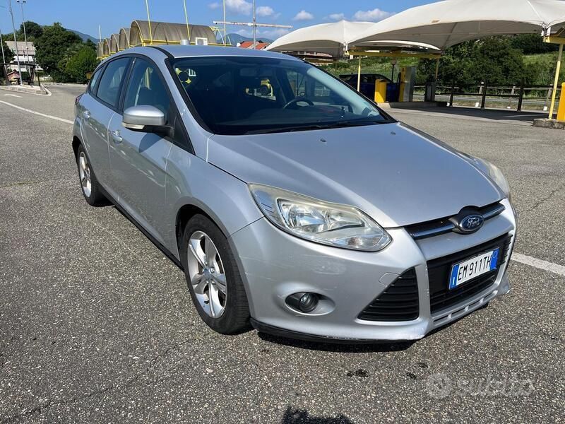 Grigio Usata 2012 Ford Focus Titanium Tre volumi | 3299 € (Ottimo prezzo) - Immagine 1/4
