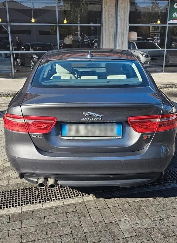 Usata Jaguar XE 180 CV (132 kW) 2015 Grigio Berlina