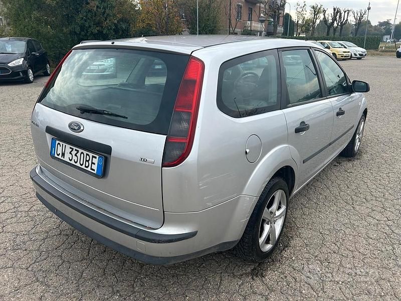 Begagnad Ford Focus S 90 HK (66 kW) 2005 Grå Kombi