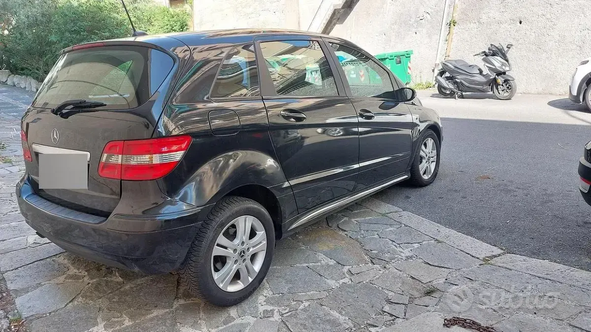 Usata Mercedes B180 116 CV (85 kW) 2011 Nero Utilitaria