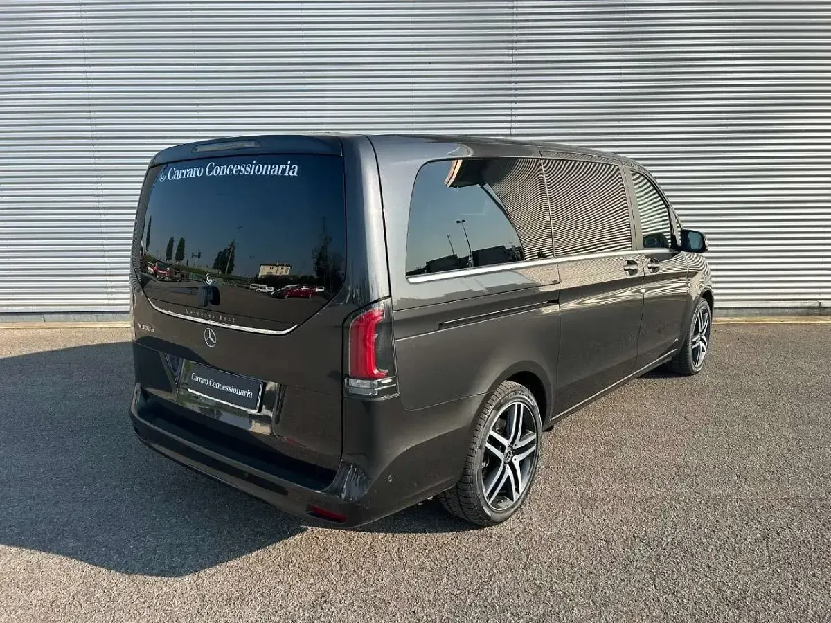 Käytetty Mercedes V300 Avantgarde 237 HP (174 kW) 2024 Harmaa Tila-auto