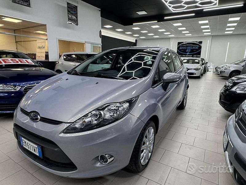 Usata Ford Fiesta Titanium 70 CV (51 kW) 2012 Grigio Utilitaria