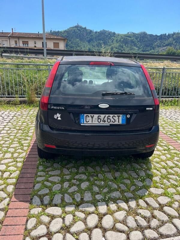 Nero Usata 2005 Ford Fiesta Due volumi | 400 € - Immagine 1/4
