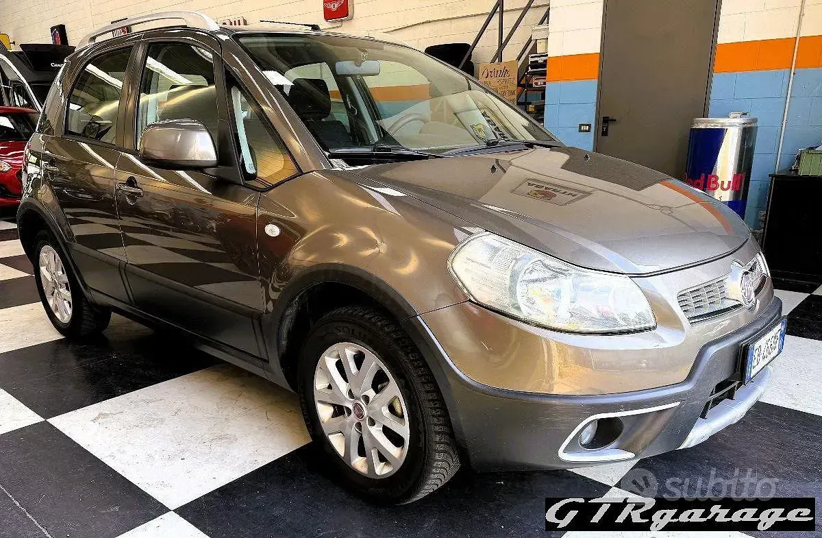 Usata Fiat Sedici Emotion 135 CV (99 kW) 2010 Grigio SUV