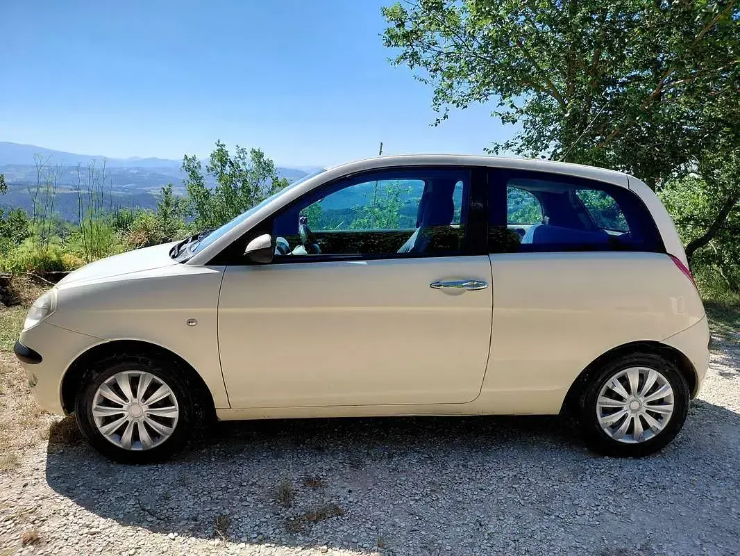 Usata Lancia Ypsilon 60 CV (44 kW) 2004 Giallo Utilitaria